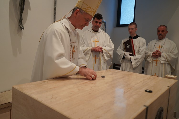 Nadbiskup Kutleša blagoslovio kapelu i posvetio oltar u samostanu Školskih sestara franjevki Hercegovačke provincije